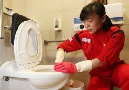 Çin'de Temizlik İşçilerine Akıllı Bileklik Takma Zorunluluğu Getirildi!