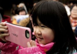 Çin'de telefonla oynayan iki yaşındaki çocuk görme kaybına uğradı!(1)