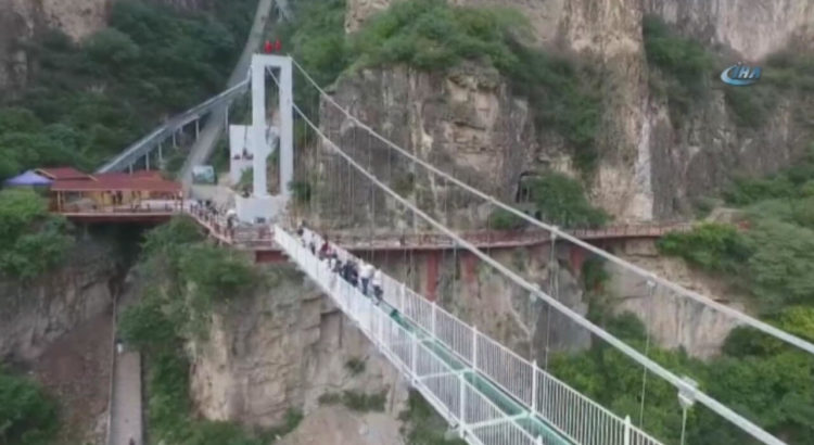 Çin’in en büyük cam köprüsüne ilk adım!