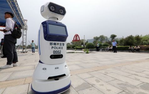 Çin’de Robot Trafik Polisi!