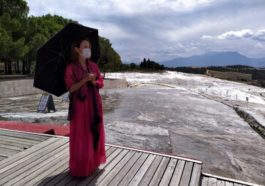 Pamukkale’yi gezmeye gelen Çinli turist, seferler durunca 3 ay Türkiye’de kaldı